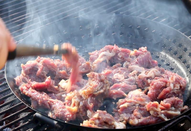 Bulgogi thường để chỉ món thịt bò được tẩm ướp và nướng