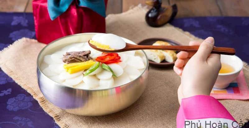 Canh bánh gạo Tteokguk sẽ được ăn trong ngày đầu năm mới